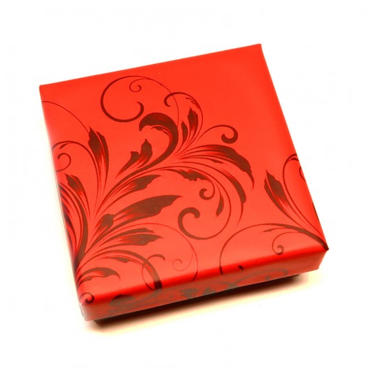 Červená darčeková krabička so vzorom