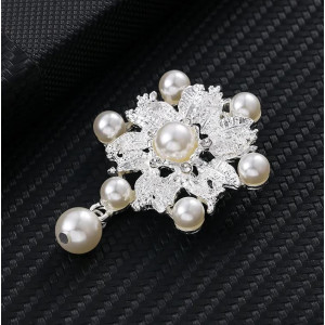 Strieborná brošňa white pearls